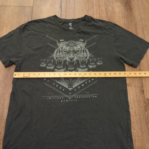 Y2K DC Shoes Tiger Adult XL Shirt Skater Nature Punk Biker Cat Jungle Faded - Picture 6 of 7